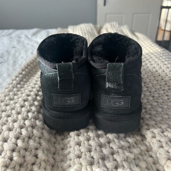 UGG Ultra Mini Slippers Black - Picture 1 of 6
